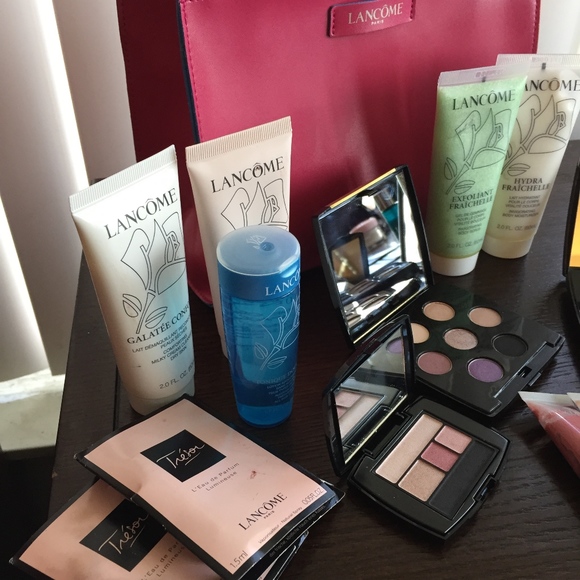 LANCOME 20-Piece Beauty Bag of Goodies! - Picture 2 of 7